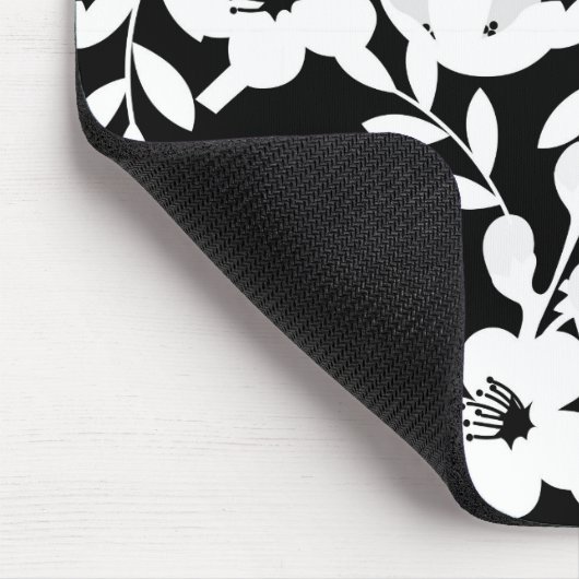 Weiße Blume mit Perlen auf schwarz Mousepad (Ecke)