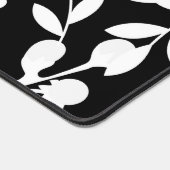 Weiße Blume mit Perlen auf schwarz Schreibtischunterlage (Ecke)