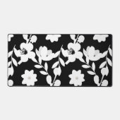 Weiße Blume mit Perlen auf schwarz Schreibtischunterlage (Vorderseite)