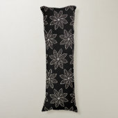 Weiße Blume Muster auf Schwarz Seitenschläferkissen (Vorderseite Vertikal)