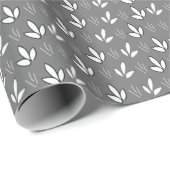 Weiße Blume Muster Grau Geschenkpapier (Rolleneckpunkt)