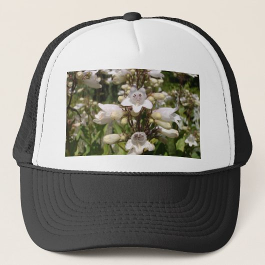 Weiße Blume Truckerkappe (Vorderseite)