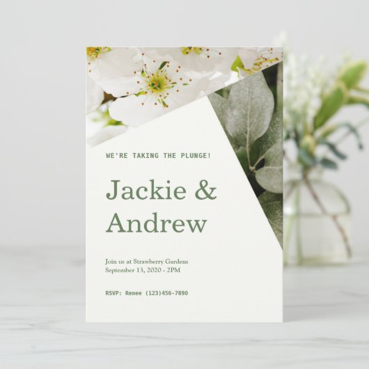 Weiße Blume und Grüne Einladung zur Hochzeit (Stehend Vorderseite)