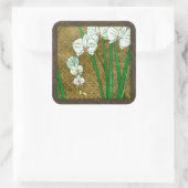 Weiße Blume und grüne Stiele an der braunen Grenze Quadratischer Aufkleber (Tasche)