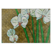 Weiße Blume und grüne Stiele an der braunen Grenze Schneidebrett (Vorderseite)