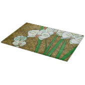 Weiße Blume und grüne Stiele an der braunen Grenze Schneidebrett (Ecke)