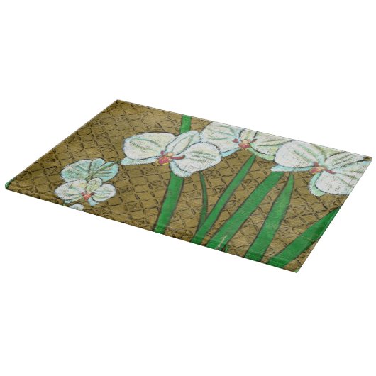 Weiße Blume und grüne Stiele an der braunen Grenze Schneidebrett (Ecke)