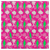 WEISSE BLUME UND GRÜNE TEILE AUF PINK STOFF (Nahaufnahme)
