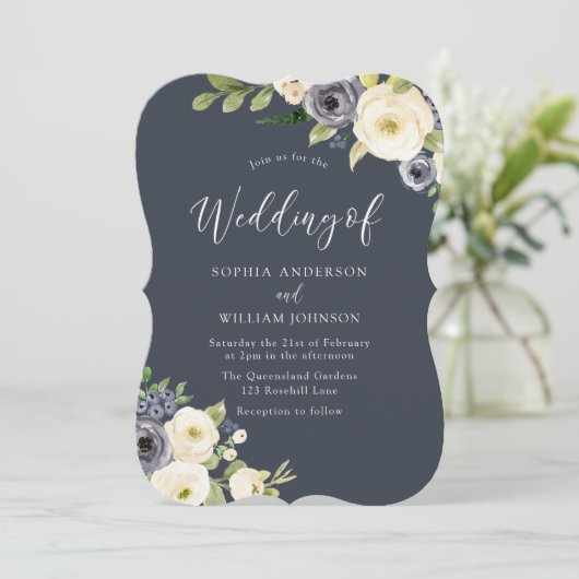 Weiße Blume und Navy Schöne Hochzeit Einladung (Stehend Vorderseite)