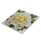 Weiße Blume, Zitronen und grüne Blätter auf Weiß Fliese (Seite)