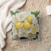 Weiße Blume, Zitronen und grüne Blätter auf Weiß Kissen (Decke)