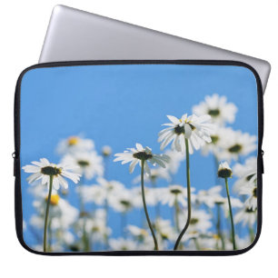 Weiße Blumen an einem klaren Tag Laptopschutzhülle