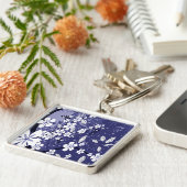 Weiße Blumen auf blauem Grunge Schlüsselanhänger (Seite)