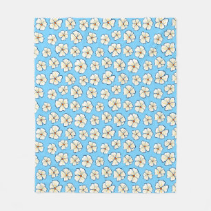 Weiße Blumen auf blauem Hintergrund Fleecedecke