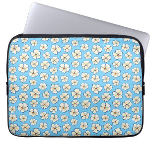 Weiße Blumen auf blauem Hintergrund Laptopschutzhülle