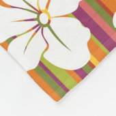 Weiße Blumen auf einem gestreiften Hintergrund Fleecedecke (Ecke)