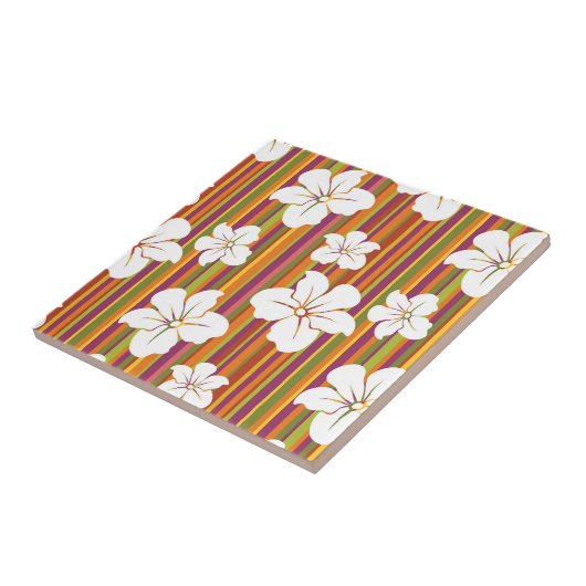 Weiße Blumen auf einem gestreiften Hintergrund Fliese (Seite)