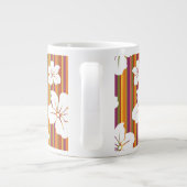Weiße Blumen auf einem gestreiften Hintergrund Jumbo-Tasse (Rückseite)