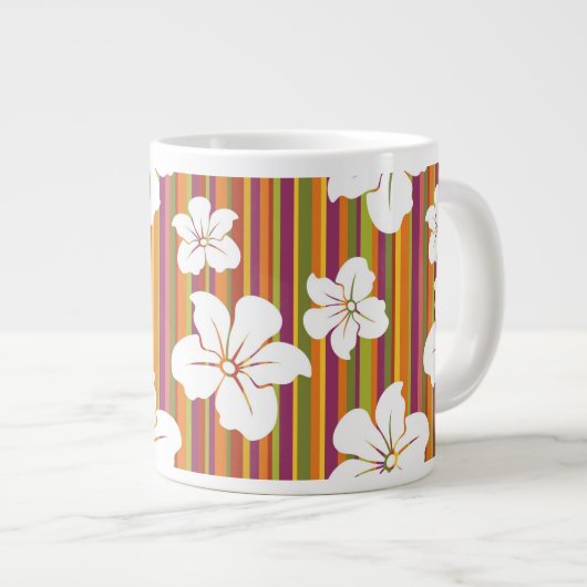 Weiße Blumen auf einem gestreiften Hintergrund Jumbo-Tasse (Vorderseite Rechts)