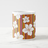 Weiße Blumen auf einem gestreiften Hintergrund Jumbo-Tasse (Vorderseite)