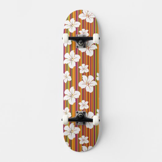 Weiße Blumen auf einem gestreiften Hintergrund Skateboard (Vorderseite)