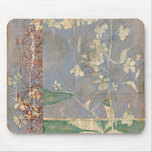 Weiße Blumen auf Zeitungspapier-Hintergrund Mousepad