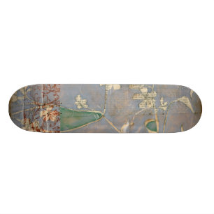 Weiße Blumen auf Zeitungspapier-Hintergrund Skateboard