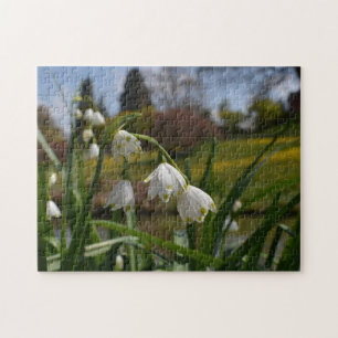 Weiße Blumen mit gestalteten Gärten im Hintergrund Puzzle