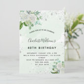 Weiße Blumen-Silbergrün Geburtstag Einladung (Stehend Vorderseite)