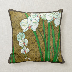 Weiße Blumen und grüne Stämme auf Brown-Grenze Kissen