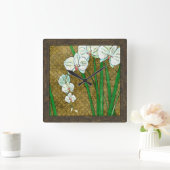 Weiße Blumen und grüne Stämme auf Brown-Grenze Quadratische Wanduhr (Zuhause)