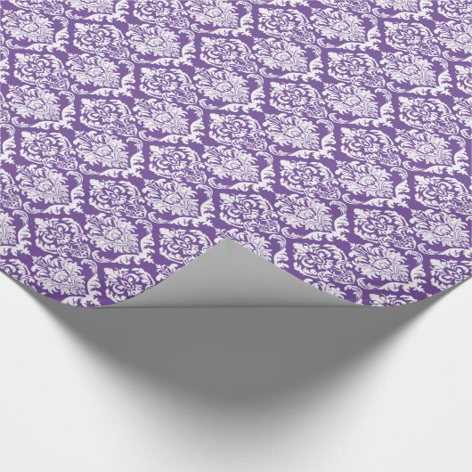 Weiße BlumenDamasken 2 Lila Hintergrund Geschenkpapier (Ecke)
