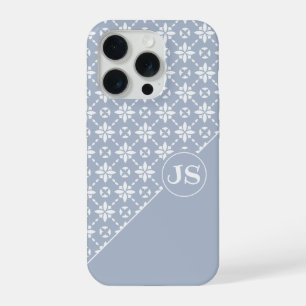 Weiße Blumengepattern auf staubblauem Hintergrund iPhone 15 Pro Hülle