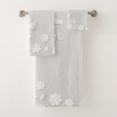 Weiße, blumengeprägte Namensinitialen personalisie Badhandtuch Set (Insitu)