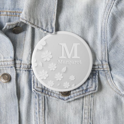 Weiße, blumengeprägte Namensinitialen personalisie Button (Beispiel)