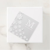 Weiße, blumengeprägte Namensinitialen personalisie Geschenkanhänger (Beispiel)