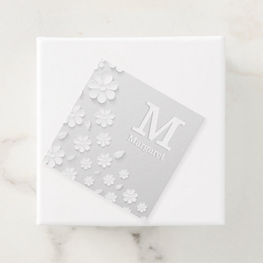Weiße, blumengeprägte Namensinitialen personalisie Geschenkanhänger (Beispiel)