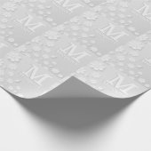 Weiße, blumengeprägte Namensinitialen personalisie Geschenkpapier (Ecke)