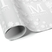 Weiße, blumengeprägte Namensinitialen personalisie Geschenkpapier (Rolleneckpunkt)