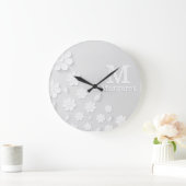 Weiße, blumengeprägte Namensinitialen personalisie Große Wanduhr (Zuhause)