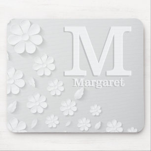 Weiße, blumengeprägte Namensinitialen personalisie Mousepad