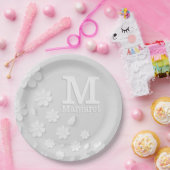 Weiße, blumengeprägte Namensinitialen personalisie Pappteller (Party)