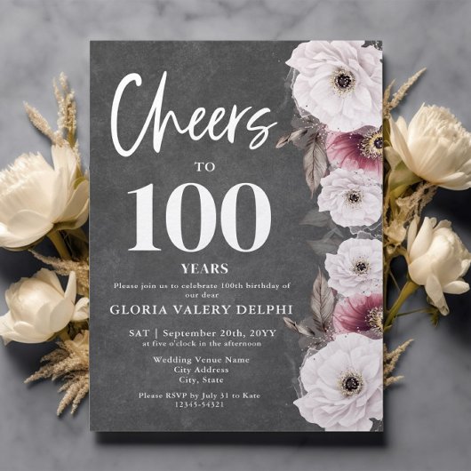 Weiße Blumenkhalkboard jubelt bis zum 100. Geburts Einladung