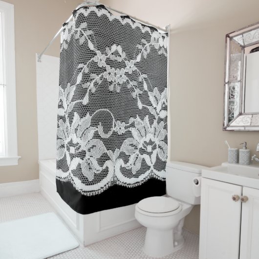 Weiße Blumenspitze auf schwarzem Hintergrund. Duschvorhang (Beispiel)