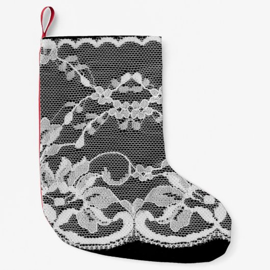 Weiße Blumenspitze auf schwarzem Hintergrund. Kleiner Weihnachtsstrumpf (Vorderseite)