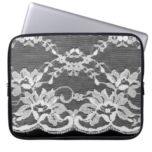 Weiße Blumenspitze auf schwarzem Hintergrund. Laptopschutzhülle