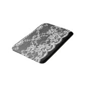 Weiße Blumenspitze: schwarzer Hintergrund. Badematte (Schrägansicht)