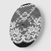 Weiße Blumenspitze: schwarzer Hintergrund. Große Wanduhr (Winkel)