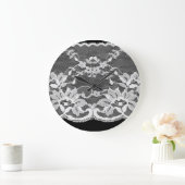 Weiße Blumenspitze: schwarzer Hintergrund. Große Wanduhr (Zuhause)