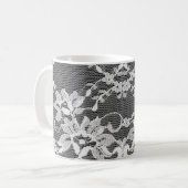 Weiße Blumenspitze: schwarzer Hintergrund. Kaffeetasse (Vorderseite Links)
